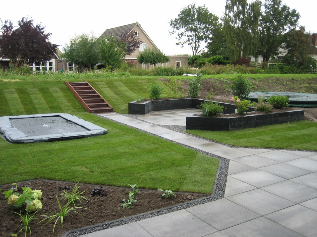 Kindvriendelijke tuin met trampoline Van Breukelen Groenvoorzieningen